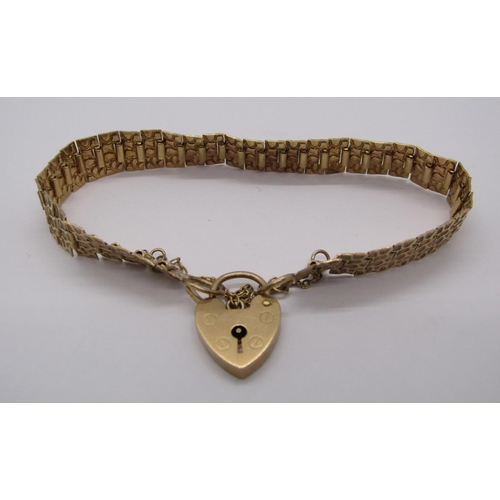 264 - Vintage 9ct bracelet with textured links and heart padlock clasp, 10.5g (clasp af)