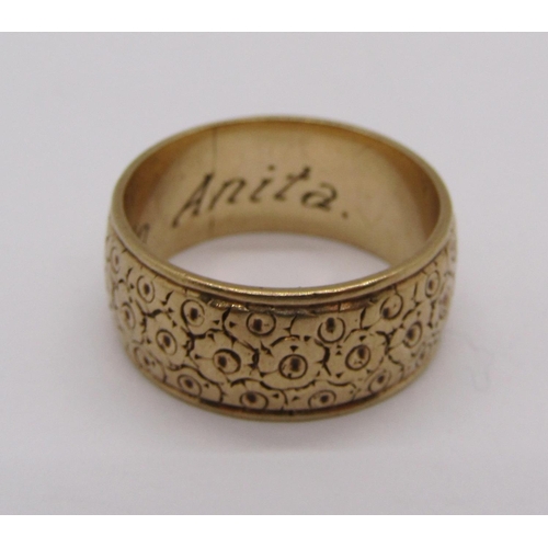 281 - 1970s 9ct wedding ring with engraved detail, size Q/R, 7g