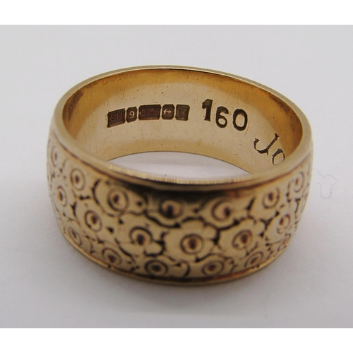 281 - 1970s 9ct wedding ring with engraved detail, size Q/R, 7g