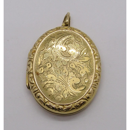 295 - Vintage 9ct locket with engraved decoration, 6.4g