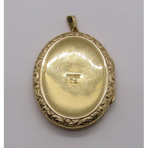 295 - Vintage 9ct locket with engraved decoration, 6.4g