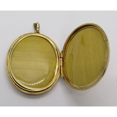 295 - Vintage 9ct locket with engraved decoration, 6.4g