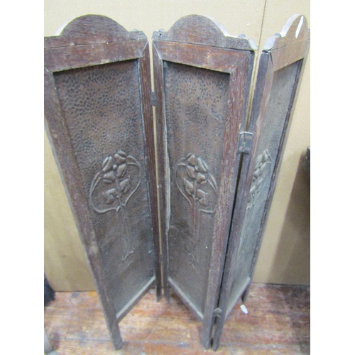 1616 - An arts and crafts hammered copper club fender with further applied brass detail, the corner seats u... 