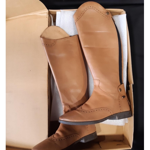 623 - One pair of Moretta riding boots size 44 unused in box, together with black snow boots by St Moritz ... 