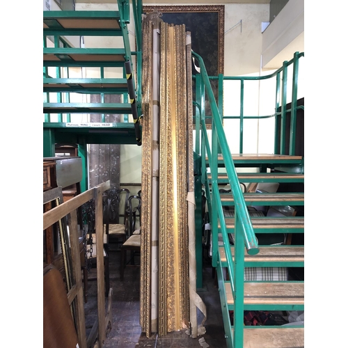 901 - Fifteen lengths of moulded gilt picture frame approx. 290 cm long each