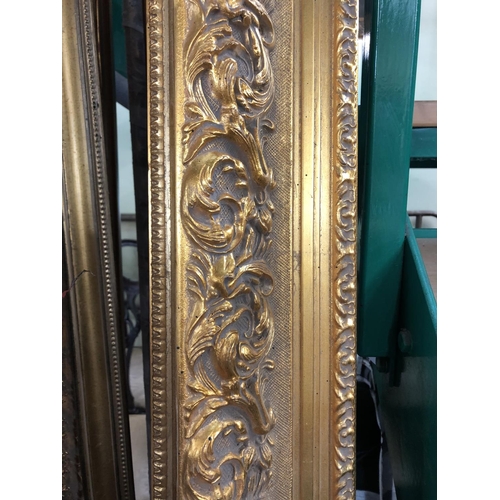 901 - Fifteen lengths of moulded gilt picture frame approx. 290 cm long each