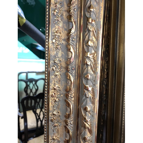 901 - Fifteen lengths of moulded gilt picture frame approx. 290 cm long each