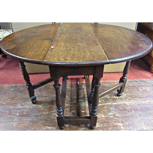 1602 - A Georgian gateleg dining table of usual form, on eight turned supports, 105cm long