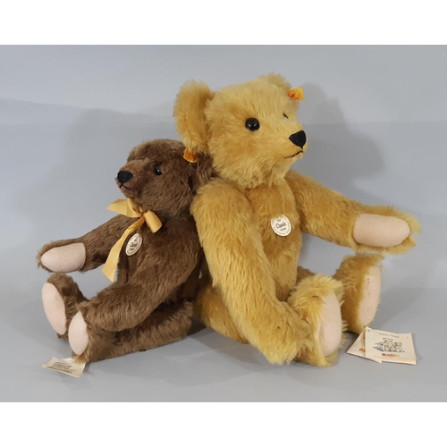 259 - 2 Steiff teddy bears, both replicas of early 20th century bears '1909 Classic', with tags and pin in... 