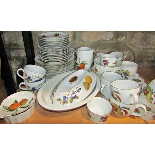 1002 - A collection of Worcester Evesham pattern table wares comprising plates, teacups, saucers and other ... 