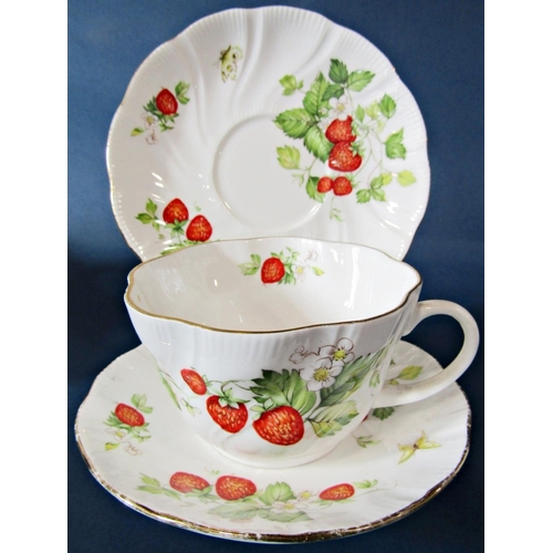 1004 - A comprehensive collection of Queens bone china table wares in the Virginia Strawberry pattern compr... 