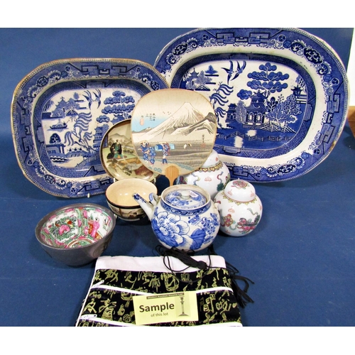 1106 - Three graduated blue and white meat plates, a small collection of 20th century Chinese porcelains, h... 