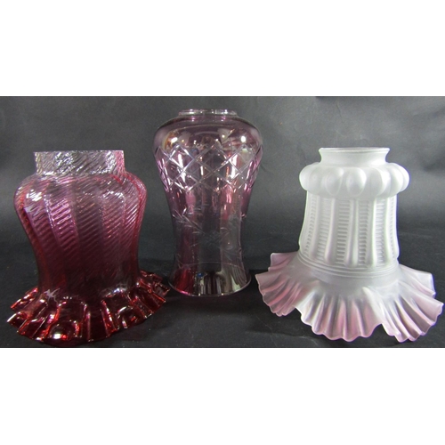 1166 - A quantity of contemporary resin decorative table ornaments/tea light holders in the form of winged ... 