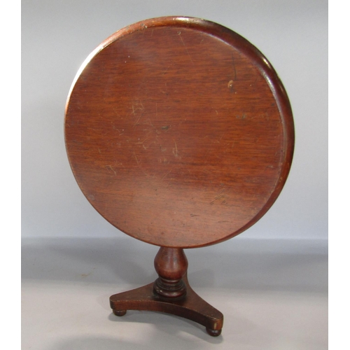 1662 - An apprentice piece Georgian style mahogany circular tilt top tripod table.