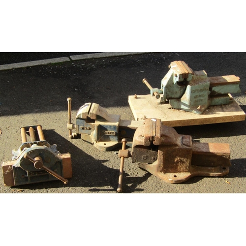 2161 - A Record 112 heavy duty cast iron bench vice, and three others of varying size (4)