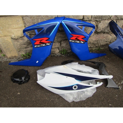 2168 - A Suzuki GSXR 1000 petrol tank together with a quantity of Suzuki plastic body kits/panels/parts