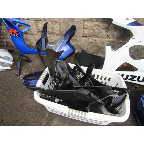 2168 - A Suzuki GSXR 1000 petrol tank together with a quantity of Suzuki plastic body kits/panels/parts