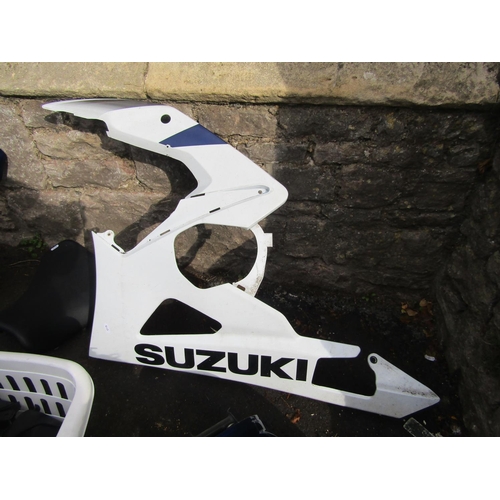 2168 - A Suzuki GSXR 1000 petrol tank together with a quantity of Suzuki plastic body kits/panels/parts