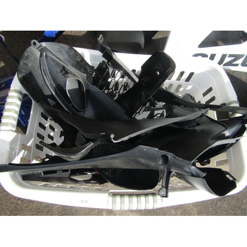 2168 - A Suzuki GSXR 1000 petrol tank together with a quantity of Suzuki plastic body kits/panels/parts