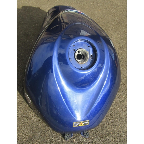 2168 - A Suzuki GSXR 1000 petrol tank together with a quantity of Suzuki plastic body kits/panels/parts