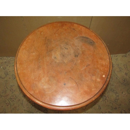 2295a - A Victorian mahogany occasional table of circular form approx 50 cm diameter x 73 cm high