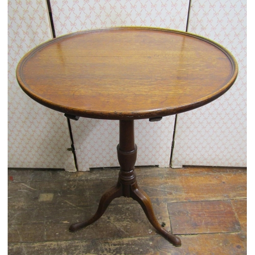 2719 - A Georgian oak circular snap top table, with vase shaped pillar and tripod base, 32cm diameter