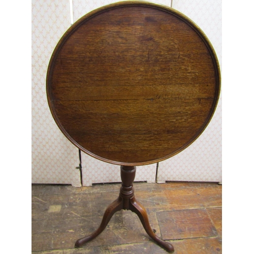 2719 - A Georgian oak circular snap top table, with vase shaped pillar and tripod base, 32cm diameter