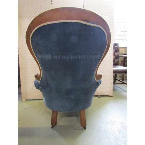 2375 - A Victorian spoon back drawing room chair, with show wood frame (af)