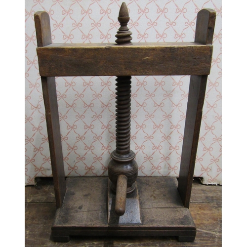 2738 - Small Georgian mahogany table top press, 36cm high