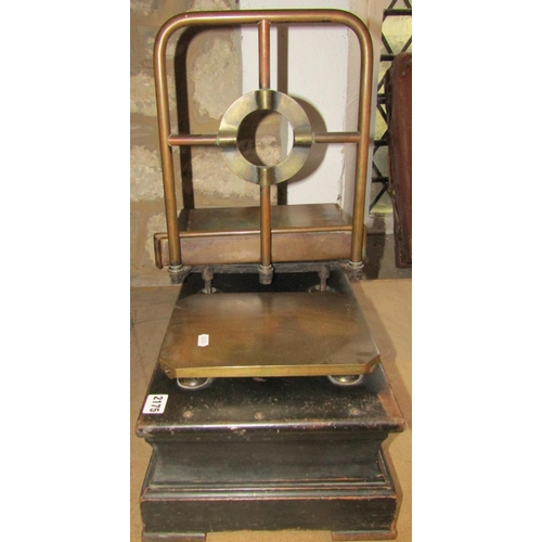 2175 - A set of antique shop scales with brass fittings and ebonised wooden base, to weigh 28llb