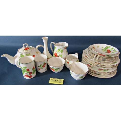 1004 - A comprehensive collection of Queens bone china table wares in the Virginia Strawberry pattern compr... 