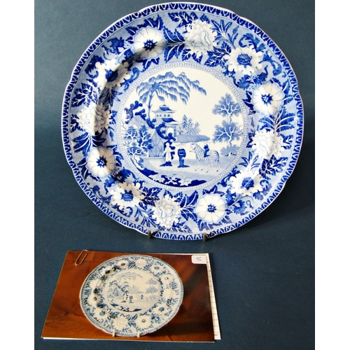 1023 - A 19th century blue and white transfer ware plate by Rogers showing a Giraffe and characters in a la... 