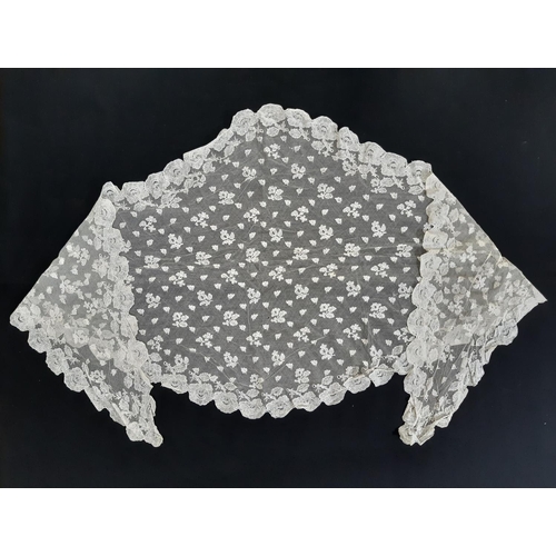 1610 - 4 items of late 19th/ early 20th lacework including 2 lace fichous of floral design over netting, a ... 