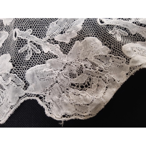 1610 - 4 items of late 19th/ early 20th lacework including 2 lace fichous of floral design over netting, a ... 