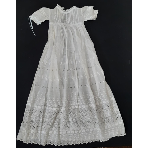 1609 - Baby clothing from late 19th/ mid 20th century including 7 good quality baby gowns, with various des... 