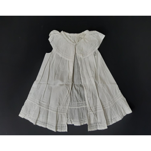 1609 - Baby clothing from late 19th/ mid 20th century including 7 good quality baby gowns, with various des... 