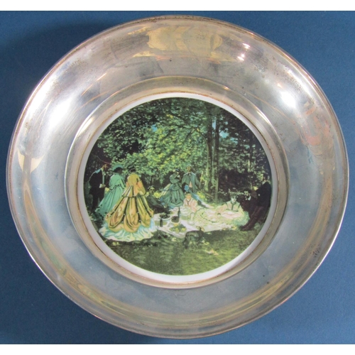 1257 - A silver dish stamped 925 to the back with Renoirs Dejuner sur L'Herbe, china inset base, 20.5cm dia... 