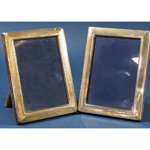 1267 - A pair of small rectangular silver photo frames Sheffield 1984 maker Francis Howard, opening 8.5 cm ... 