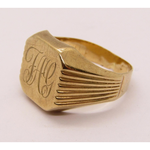 1317 - Italian 9ct signet ring with engraved initials 'F.A.G', 5g