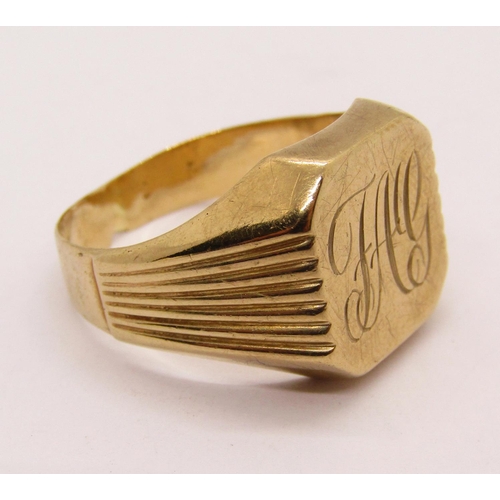 1317 - Italian 9ct signet ring with engraved initials 'F.A.G', 5g