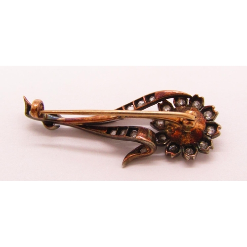 1340 - Victorian flower brooch set with rose-cut diamonds and a pearl, in bi-colour metal, 3.7cm L approx, ... 