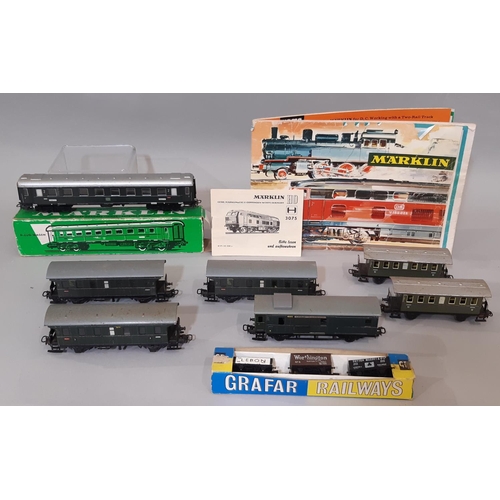 387 - Small collection of HO gauge coaches by Marklin including 6 tin plate second class passenger coaches... 