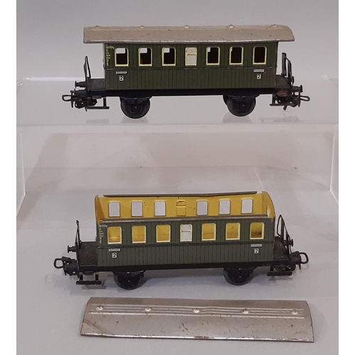 387 - Small collection of HO gauge coaches by Marklin including 6 tin plate second class passenger coaches... 