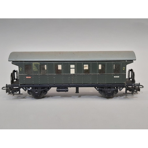 387 - Small collection of HO gauge coaches by Marklin including 6 tin plate second class passenger coaches... 