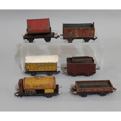 333 - Collection of unboxed 00 gauge Hornby  railway items including 4-6-2 'Mallard' locomotive with tende... 