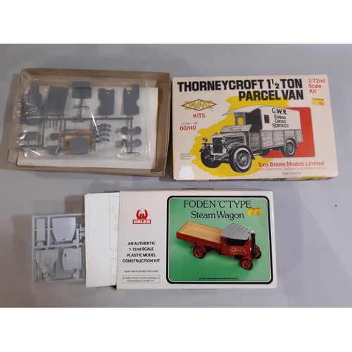 380 - 19 boxed model kits of vintage vehicles, early steam driven engines and railway modelling accessorie... 