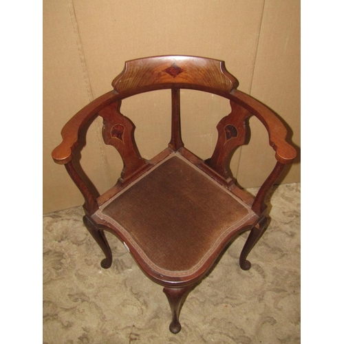 2255 - An inlaid Edwardian mahogany corner chair with upholstered pad seat raised on cabriole supports