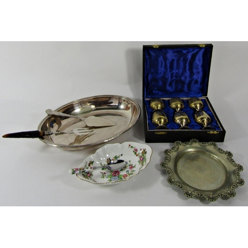 1185 - A circular silver plated pierced galleried tray 27cm diam, an oval silver plated tureen lid, a cloth... 