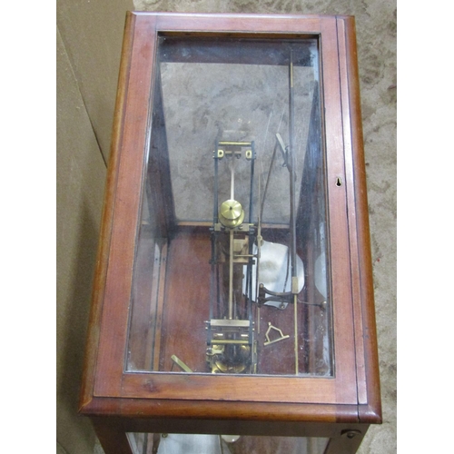 2263 - A good quality lacquered brass laboratory scale housed within a glazed mahogany case, scale stamped ... 