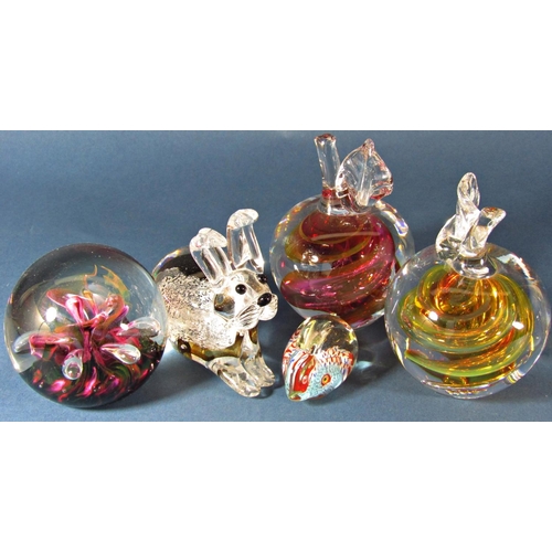 1171 - A collection of sixteen modern paperweights, including a pair of apples, a purple heart all signed G... 